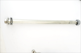Triumph Street Twin 900 17 18 asse perno forcellone originale