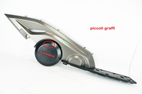 KYMCO AK 550 2021 2026 carena copertura motore destra con pedana poggiapiedi destra originale