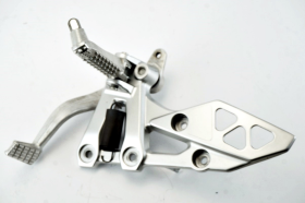 Suzuki GSX-8S 23 24 pedana pilota destra con leva freno supporto molla e pedalino originale