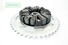 Suzuki GSX-8S 23 24 mozzo portacorona con corona e parastrappi originale